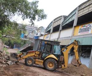 Se realizan trabajos de compactado del suelo.