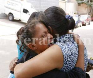 La madre y familiares del joven llegaron a reclamar el cadáver de su hijo y familiar respectivamente. Foto: Estalin Irias/EL HERALDO.