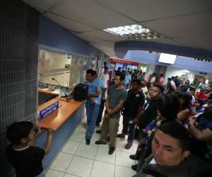 Abarrotada de personas lució la ventanilla de licencias en la DNT.