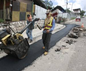 En la calle que conduce a El Tablón se comenzó a extender una capa de asfalto para restaurar la calle. Foto' Alejandro Amador/EL HERALDO.