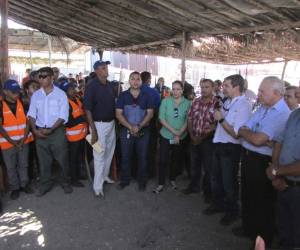 Autoridades del gobierno central y local al anunciar el plan de limpieza.