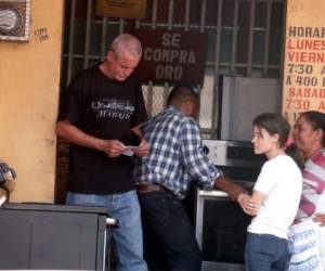 Este caballero visitó ayer una casa de empeños en Comayagüela, en donde había dejado la estufa en garantía por el préstamo de dinero.