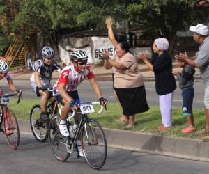 Esta familia, desde la mediana del anillo periférico, nunca se cansó de aplaudir y animar a los participantes de la III Vuelta Ciclística.