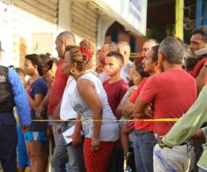 varios curiosos se hicieron presentes en la escena del crimen.