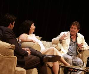 El poeta hondureño Rolando Kattán moderó el conversatorio con Almudena Grandes y Luis.