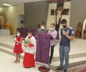 Un grupo de niños protagonizaron una jornada de oración para recordar el sacrificio del Hijo de Dios en la cruz.