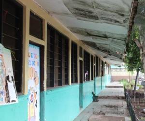 El techo del centro educativo está por colapsar. El problema se observa en las 11 aulas de la escuela. Foto: EL HERALDO.