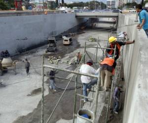 El proyecto, que consiste en un paso a desnivel y un túnel de cuatro carriles, podrá ser inaugurado en su totalidad por los conductores a partir del 1 de diciembre, desde las seis de la mañana. /Fotos El Heraldo Honduras/