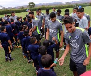 Motagua saluda a los pequeñitos del Ciclón Azul antes de comenzar los entrenamientos en el complejo Pedro Atala Simón.