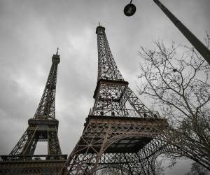 Una réplica de la torre Eiffel, diez veces más pequeña que el modelo original, fue instalada el sábado en los Campos de Marte en París.