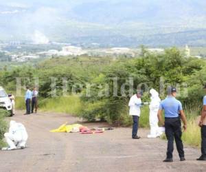 Personal policial y forense en la escena del hallazgo del cadáver este lunes en colonia Nuevo Sacramento de la capital de Honduras. Fotos: Estalin Irias/ EL HERALDO