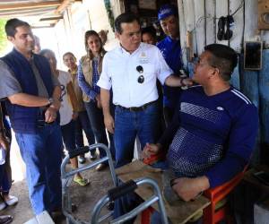 Ricardo Cardona, ministro de Sedis, al llegar a la casa de Justo Pastor de manera sorpresiva. Foto: Marvin Salgado/El Heraldo.