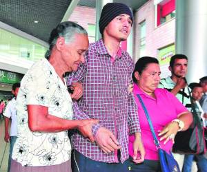 Momento en que Brayan Escoto es recibido por sus familiares en el Aeropuerto Internacional Toncontín. (Foto: David Romero)