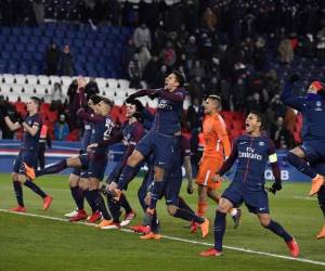 Paris Saint-Germain's players celebrate after winning after the French L1 football match between Paris Saint-Germain (PSG) and Marseille (OM) at the Parc des Princes in Paris on February 25, 2018. / AFP PHOTO / GERARD JULIEN