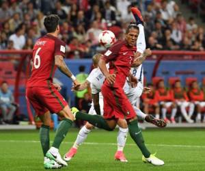 Arturo Vidal pelea el balón ante los portugueses en el duelo de semifinales de la Copa Confederaciones Rusia 2017. (Foto: AFP)