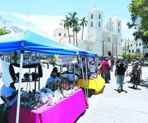 Como es tradición, la exposición artesanal de la etnia lenca se desarrolla en la emblemática plaza central de la capital. Foto: Marvin Salgado/ EL HERALDO.