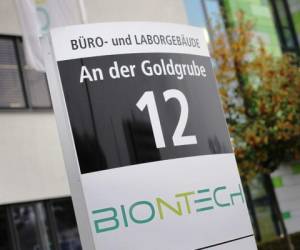 La pequeña empresa de biotecnología alemana BioNTech, fundada por un equipo de marido y mujer con raíces turcas, nunca antes había lanzado una vacuna al mercado. Pero su tecnología experimental ahora lo ha colocado en la primera posición en la carrera mundial para desarrollar un golpe que pondrá fin a la crisis del coronavirus. Foto: Agencia AFP.