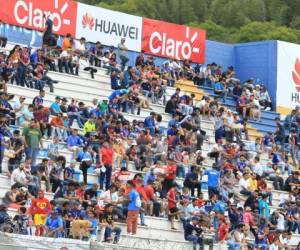 Miles de aficionados ya se ubicaron en el interior de del Estadio Nacional (Foto: Ronal Aceituno/OPSA)