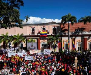 Caracas: el presidente venezolano, Nicolás Maduro (C), flanqueado por su esposa Cilia Flores (CR), habla desde un balcón en el Palacio de Miraflores a una multitud de simpatizantes durante la Marcha Internacional Antiimperialista en Caracas, el 23 de enero de 2020. La marcha tiene lugar en el marco de las reuniones del Foro de Sao Paulo, que se celebrará en Caracas hasta el viernes. / AFP / Yuri CORTEZ