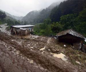 Earl, que llegó a tener la categoría de huracán pero perdió fuerza al tocar las costas de Belice, entró por el estado de Tabasco.