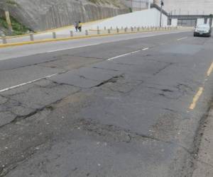 El bulevar Fuerzas Armadas es el más afectado debido a que el asfalto ya no soporta la gran cantidad de vehículos que circulan por la zona. Foto: Efraín Salgado/EL HERALDO.