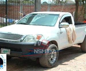 En este pick up blanco con placas PCK 9235 fue interceptada la mujer por sus victimarios. (Foto cortesía: NMSTV)