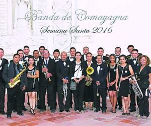 César junto a un grupo de músicos durante la Semana Santa de 2016.