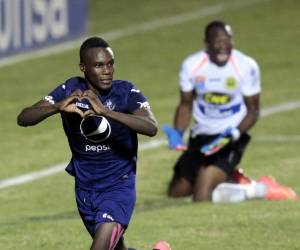 Rubilio celebró el penal con todo el corazón tras mandar la pelota al costado derecho de Flores, que casi la saca.