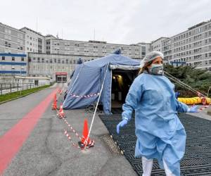 Un paramédico sale de una tienda de campaña frente a un hospital en Cremona, Italia, el 29 de febrero del 2020. (Claudio Furlan/Lapresse via AP)
