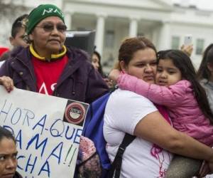 Casi 50 organizaciones latinas agrupadas en la NHLA presentaron un informe sobre el impacto de las iniciativas impulsadas por el gobierno de Trump (Foto: AP/ El Heraldo Honduras/ Noticias de Honduras)