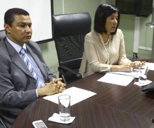 La directora de la DEI, Miriam Guzmán y el presidente del consejo directivo del IP, Ebal Díaz, durante el traspaso del registro vehicular.