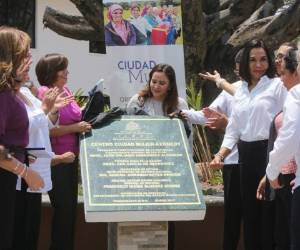 Momento en que la pareja presidencial junto con los titulares de las instituciones que forman parte de Ciudad Mujer inauguraron el proyecto ubicado en la colonia Kennedy de la capital.