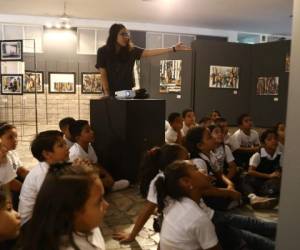 La artista Helga Sierra compartiendo con los niños de la Escuela Ramón Rosa.