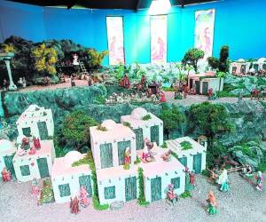 El pesebre donde nació el Niño Dios está representado en una gruta, la que también es un establo.