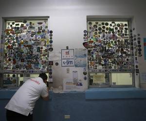 Cubierta de stickers de todo tipo, las instalaciones de Migración en la frontera El Amatillo son coloridas, pero la atención en la oficina cierra a las 10:00 de la noche.
