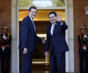 El presidente del gobierno de España, Mariano Rajoy, da la bienvenida al mandatario de Honduras, Juan Orlando Hernández.