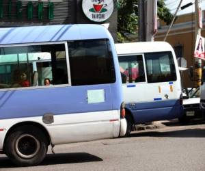 Las unidades del transporte urbano circulan en las últimas horas con los números de registro ocultos como medida de presión de parte de los propietarios hacia el gobierno. Foto' Efrain Salgado/EL HERALDO.