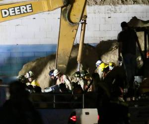La tragedia en las bodegas cercanas al anillo periférico dio un giro doloroso con la confirmación del hallazgo sin vida de Claudia Suyapa Garay, de 46 años, quien quedó atrapada tras el colapso del cerro que sorprendió a decenas de trabajadores en plena jornada.