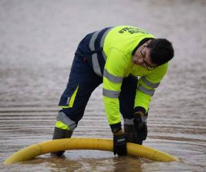 Doce personas murieron y cuatro están desaparecidas tras el paso de la tormenta Gloria por el este de España entre el domingo y el jueves, anunció el jefe de gobierno Pedro Sánchez, que atribuyó el fenómeno al cambio climático. FOTOS AFP/AP