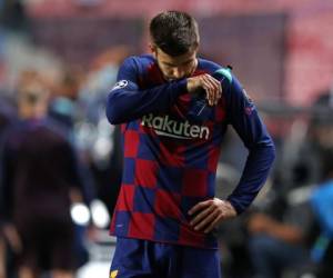 El defensa español del Barcelona, ​​Gerard Piqué, reacciona al final del partido de fútbol de cuartos de final de la Liga de Campeones de la UEFA entre el Barcelona y el Bayern de Múnich en el estadio Luz de Lisboa el 14 de agosto de 2020.