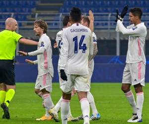 El centrocampista croata del Real Madrid Luka Modric y el defensa francés del Real Madrid Raphael Varane reaccionan al final del partido de fútbol del Grupo B de la Liga de Campeones de la UEFA Inter de Milán vs Real Madrid. Foto: Agencia AFP.