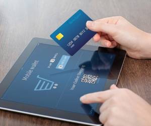 Sea ordenando desde su smartphone comida a domicilio, seleccionando su próximo automóvil en el portal del concesionario o comprando ese atuendo difícil de encontrar desde una aplicación en la palma de su mano, el e-commerce llegó y conquistó al mundo, facilitándonos la vida.