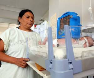 El niño estuvo conectado a una máquina de respiración artificial desde que nació, pero ya se está recuperando, foto: David Romero / EL HERALDO.