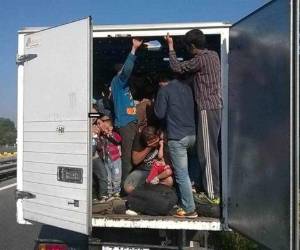 Los migrantes fueron hallados en la madrugada del domingo en un camión sin aire acondicionado en un estacionamiento en San Antonio, una ciudad del estado de Texas (sur).