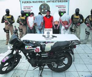 Los detenidos fueron llevados a la Fuerza Nacional Antiextorsión y posteriormente fueron remitidos a los tribunales, donde enfrentarán cargos por los delitos de extorsión y asociación ilícita.