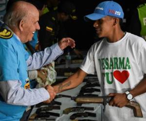 Unos 40 pandilleros colombianos entregaron sus armas a cambio de oportunidades. (Foto: AFP/ El Heraldo Honduras/ Noticias de Honduras)