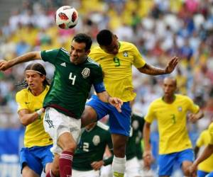 Rafa Márquez en una acción contra Gabriel Jesús./ AFP PHOTO