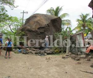 Familiares y habitantes de la comunidad El Victoriano observan la escena donde quedaron las cinco víctimas soterradas.