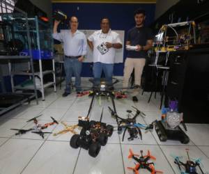 Homero Rojas, León Rojas y Héctor López muestran parte de los drones y robots que han elaborado.
