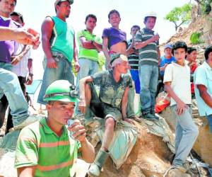 Los mineros se resisten a abandonar a los ocho compañeros que permanecen soterrados en la mina desde el pasado miércoles.